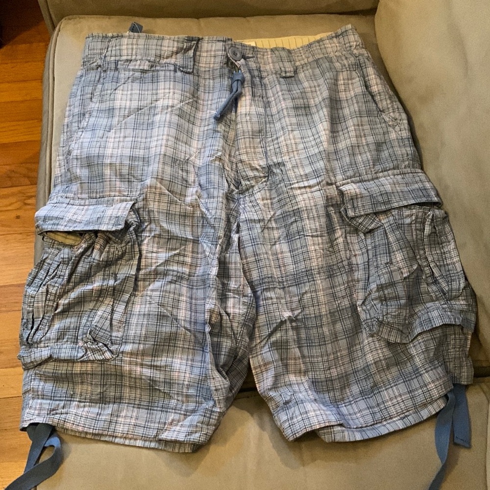 Men’s Trailer plaid, cotton cargo shorts. Size 32.